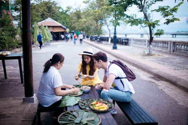 An Nguy đưa bạn trai ngoại quốc đi thưởng thức ẩm thực 3 miền trong MV của Noo Phước Thịnh - Ảnh 13.
