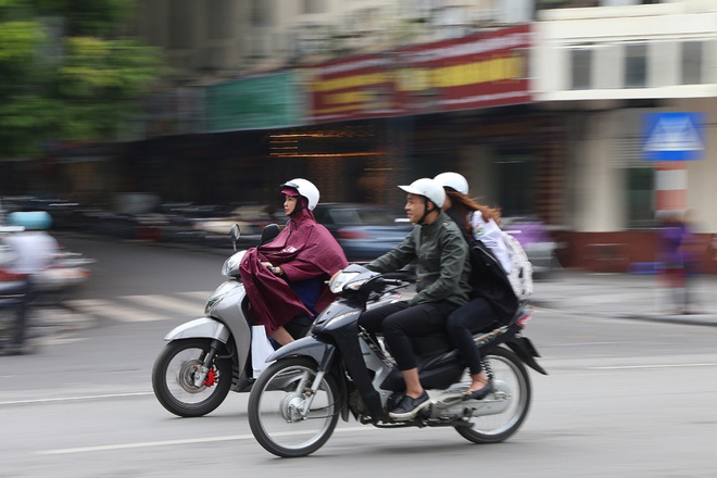 Bắc bộ bất ngờ chuyển lạnh vào giữa tháng 5: Nhiệt độ thấp nhất trong mùa hè gần 17 năm qua - Ảnh 1.