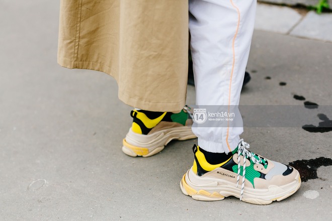 Nếu nghĩ street style tại Paris Fashion Week chỉ l&agrave; cuộc chiến v&aacute;y &aacute;o th&igrave; bạn nhầm to rồi - Ảnh 4.