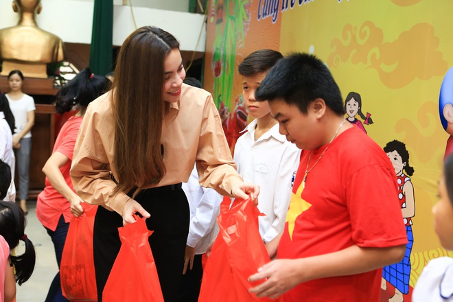 Hồ Ngọc Hà giản dị mang Trung thu ấm áp đến cho trẻ em nghèo ở ngoại thành Hà Nội - Ảnh 5.