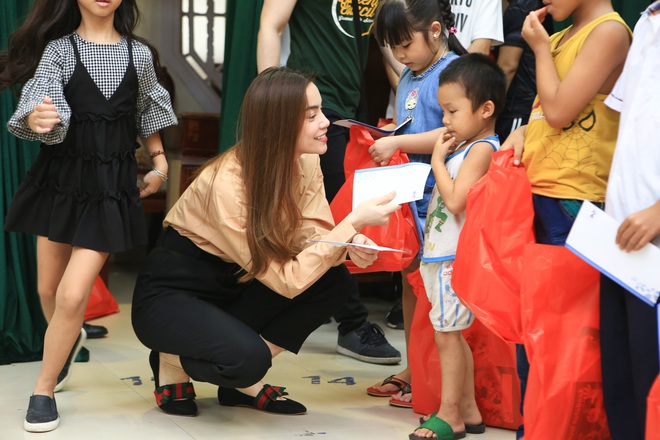 Hồ Ngọc Hà giản dị mang Trung thu ấm áp đến cho trẻ em nghèo ở ngoại thành Hà Nội - Ảnh 7.