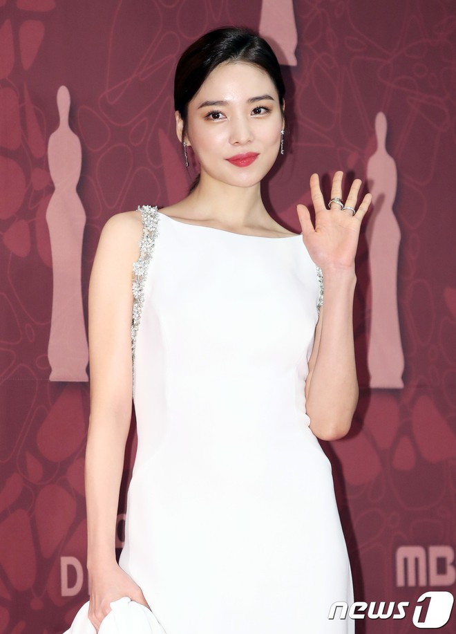 MBC Drama Awards 2017: Mẹ Kim Tan, Ha Ji Won rơi lệ vì nữ diễn viên có chồng bị sát hại dã man - Ảnh 13.