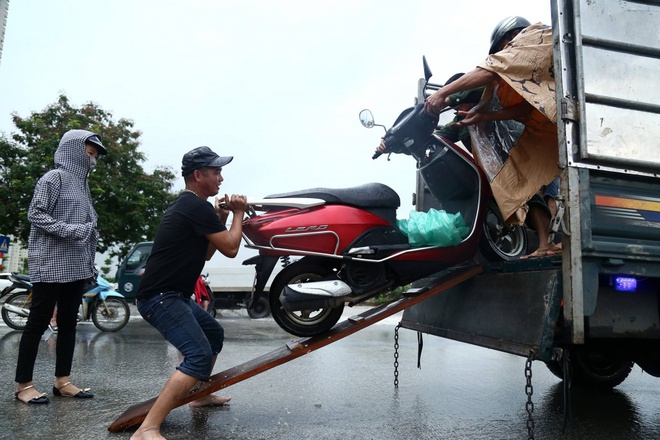 Chùm ảnh: Ngày Hà Nội ngập nặng sau mưa lớn, nghề giải cứu người và xe lại lên ngôi - Ảnh 5.