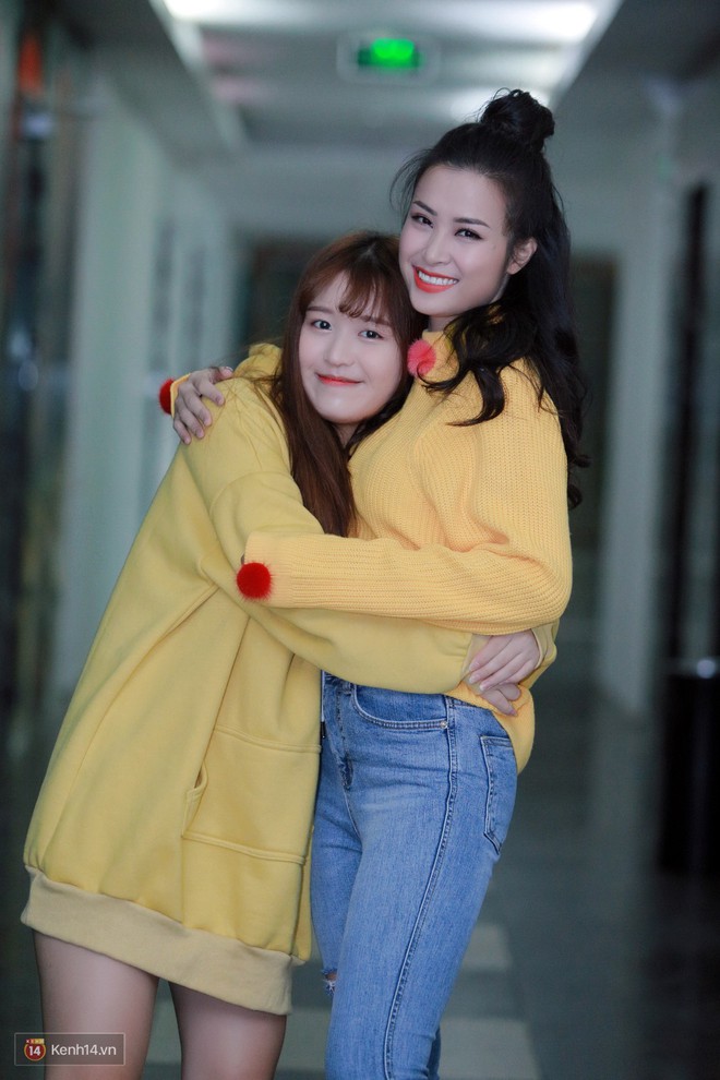 Đông Nhi nghẹn ngào rơi nước mắt trước tình cảm của fan Hà thành trong buổi fan-meeting - Ảnh 1.