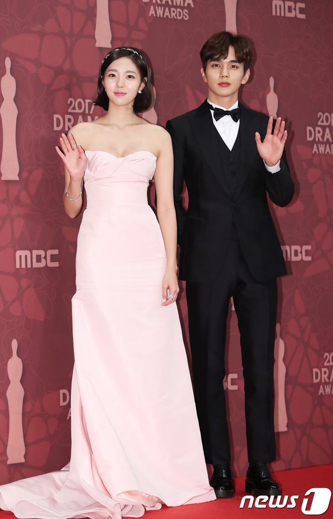 MBC Drama Awards 2017: Mẹ Kim Tan, Ha Ji Won rơi lệ vì nữ diễn viên có chồng bị sát hại dã man - Ảnh 14.