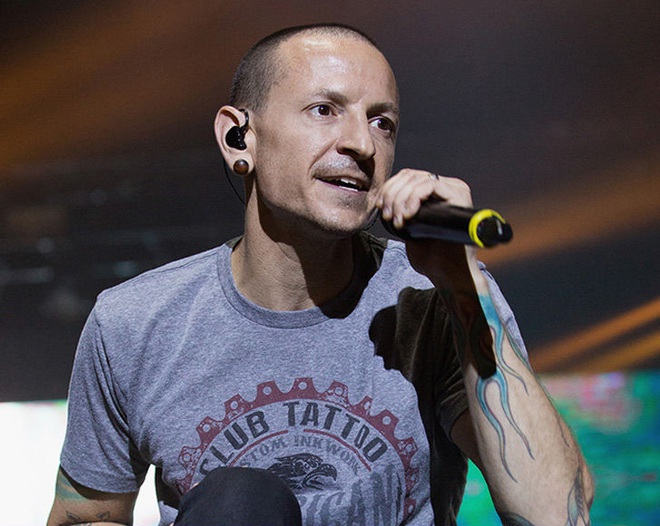 SỐC: Thủ lĩnh Chester Bennington của huyền thoại Linkin Park treo cổ tự tử - Ảnh 1.