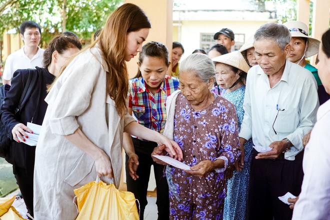 Hồ Ngọc Hà cùng mẹ về miền Trung hỗ trợ bà con sau bão Damrey - Ảnh 6. Hồ Ngọc Hà cùng mẹ về miền Trung hỗ trợ bà con sau bão Damrey - Ảnh 6.