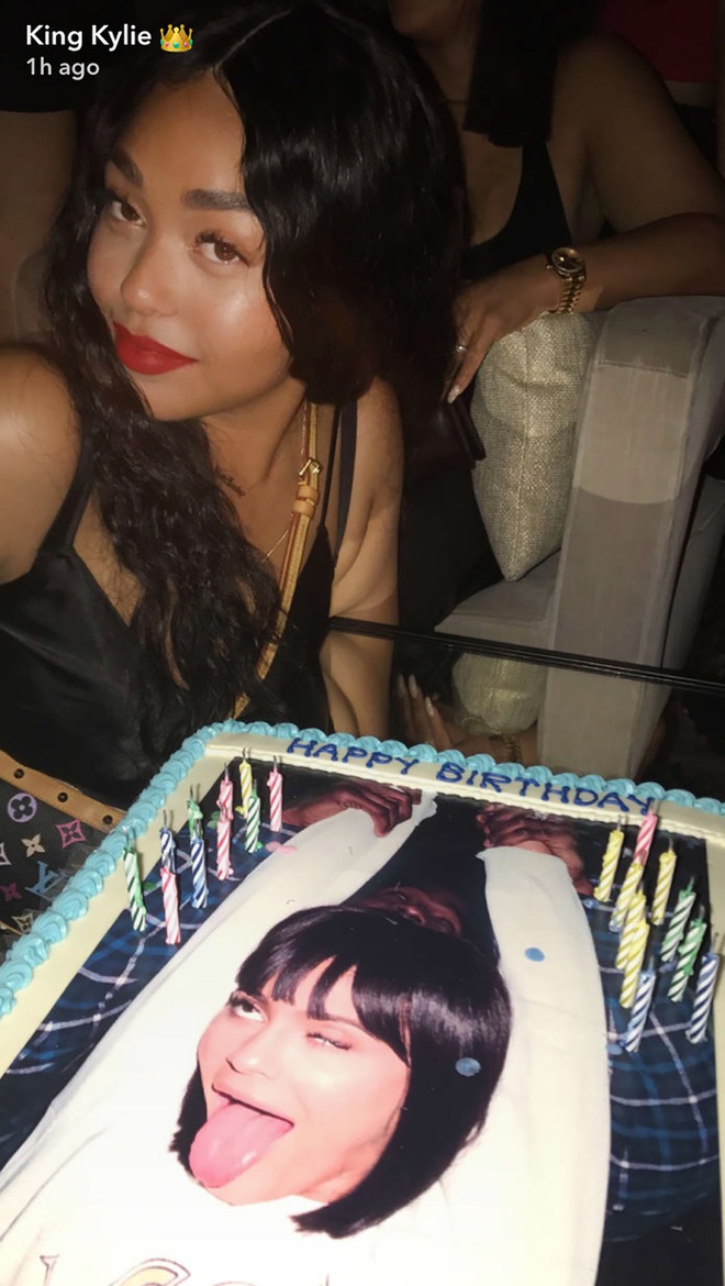 Băng đăng hình vòng 3 và những món quà độc đáo trong tiệc sinh nhật Kylie Jenner - Ảnh 2.