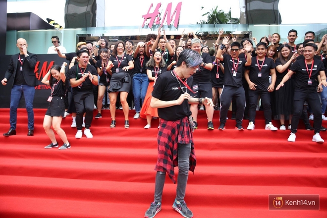 Đội ngũ nhân viên H&M Việt Nam chào sân với tiết mục nhảy tập thể có một không hai trong ngày khai trương - Ảnh 6.