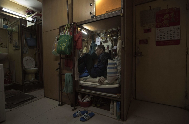 Đằng sau sự hoa lệ của Hồng Kông là số phận lay lắt của những người nghèo trong căn phòng chỉ rộng 1,6m2 - Ảnh 1.