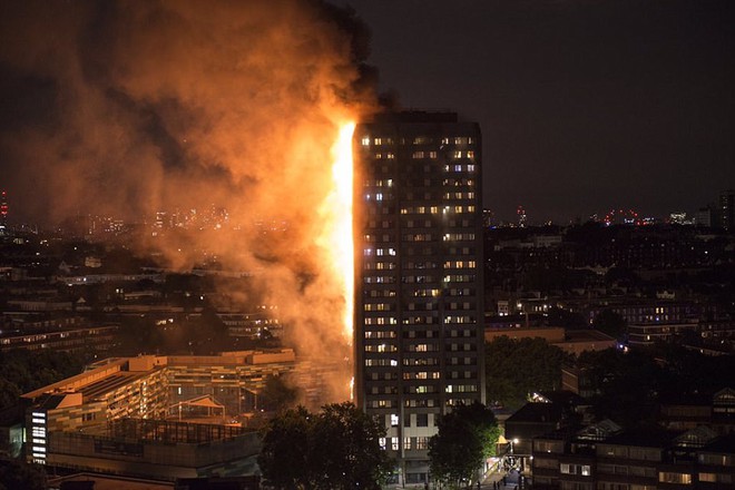 Anh: Tháp 27 tầng bốc cháy dữ dội ở London, nhiều người mắc kẹt - Ảnh 2.