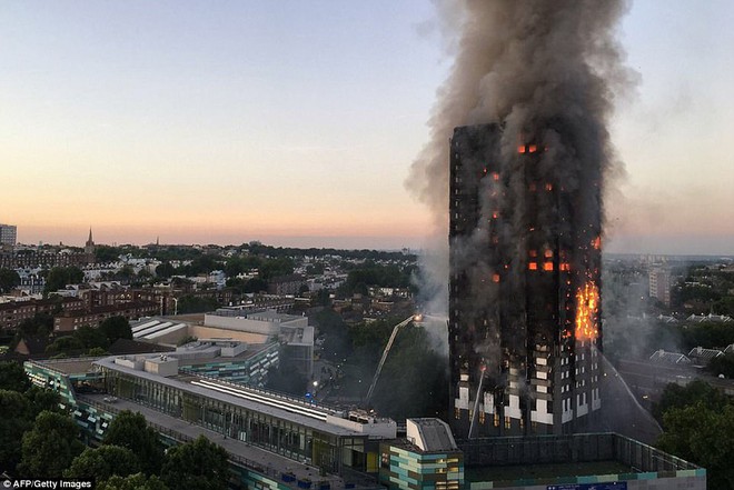 Khung cảnh rợn người sau khi ngọn lửa kinh hoàng nuốt chửng tòa tháp 27 tầng ở London - Ảnh 8.