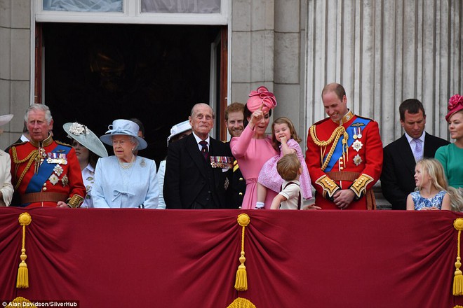 Anh em Hoàng tử nhí tinh nghịch trong lễ mừng sinh nhật thứ 91 của Nữ hoàng Anh - Ảnh 1.
