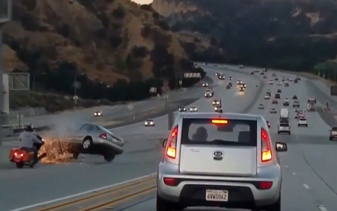 Video: Xe máy trêu ghẹo ô tô trên đường, ngờ đâu lại dẫn đến cái kết thảm khốc như vậy - Ảnh 2.