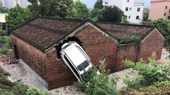 Kỳ lạ ng&ocirc;i nh&agrave; thờ họ 4 lần bị &ocirc; t&ocirc; t&ocirc;ng thủng tường - Ảnh 1.