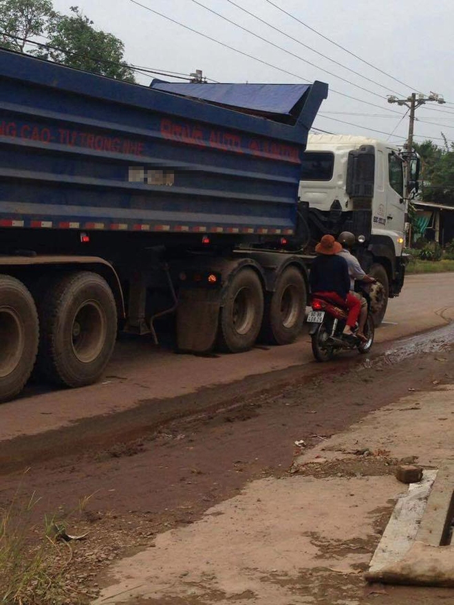 Đồng Nai: Ngã xuống đường vì chở đồ cồng kềnh, người đàn ông chết thảm dưới gầm xe ben - Ảnh 1.