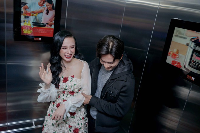 Angela Phương Trinh sợ hãi ôm Mai Tài Phến khi trải nghiệm thang máy thực tế ảo - Ảnh 6.