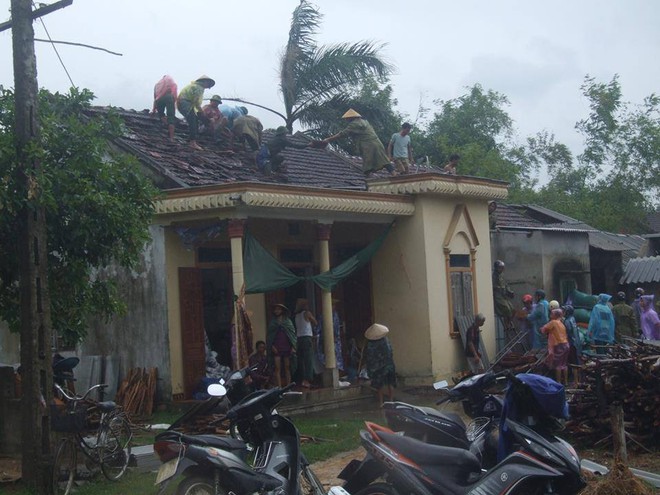 H&agrave; Tĩnh: Lốc xo&aacute;y cuốn bay 65 m&aacute;i nh&agrave;, 2 người d&acirc;n bị thương do ng&oacute;i rơi tr&uacute;ng - Ảnh 1.