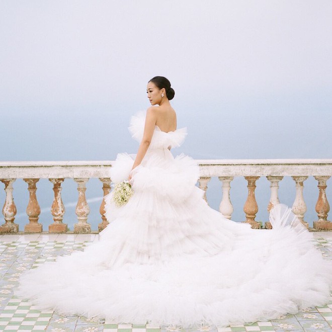 Váy cưới bồng bềnh như mây trắng của fashionista Hong Kong khiến bạn phải thốt lên: Liệu đây có phải mơ? - Ảnh 1.