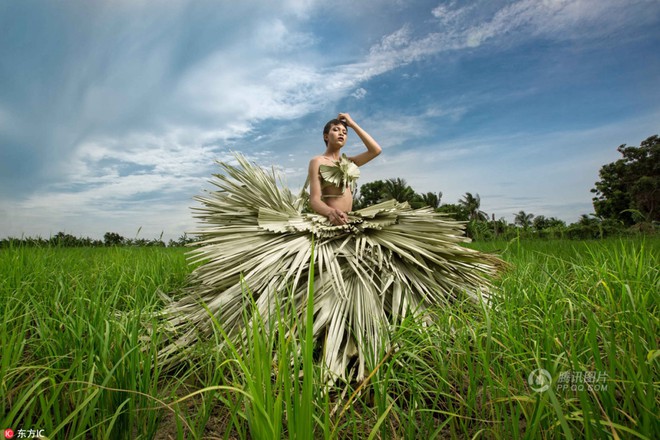 Nhà nghèo, cô gái chuyển giới Thái Lan đành tận dụng cỏ cây hoa lá để thiết kế nên những bộ trang phục tuyệt vời - Ảnh 2.