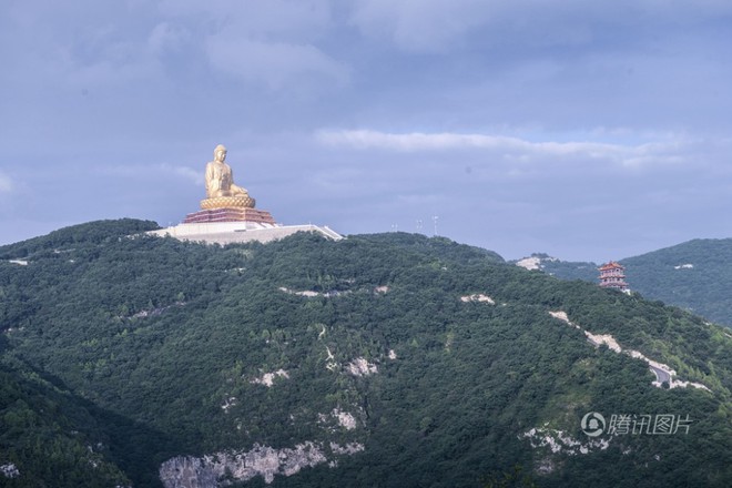 Trung Quốc tiếp tục xây dựng tượng Phật khổng lồ màu vàng ròng lớn nhất thế giới - Ảnh 4.