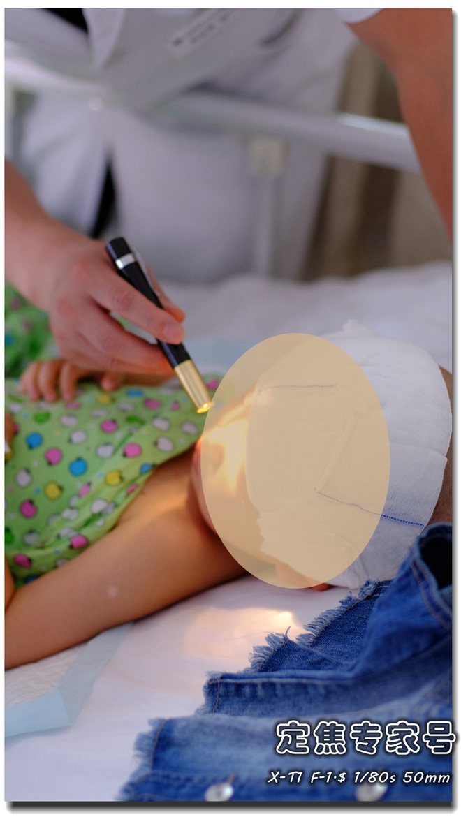 Phẫu thuật cho một em b&eacute; bị mất thị lực, b&aacute;c sĩ lấy ra thứ đ&aacute;ng sợ hơn cả khối u trong n&atilde;o - Ảnh 1.