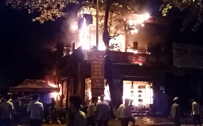 Cháy lớn trong đêm tại cửa hàng điện nước ở thị xã Quảng Trị - Ảnh 3.