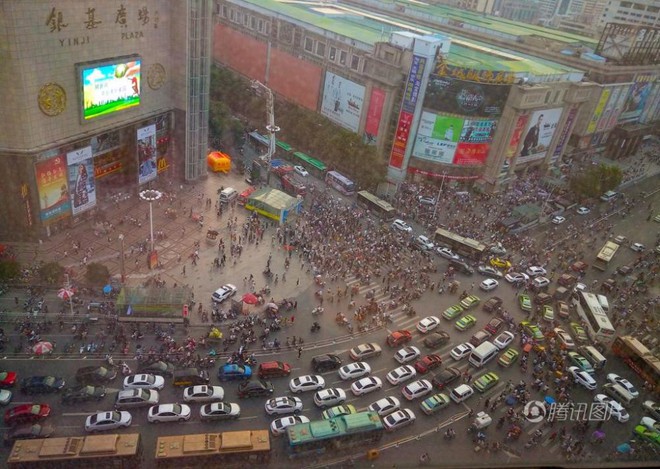 Trung Quốc: Một người định tự tử, cả nghìn người vây xem, còn nằm lăn ra đường để tiện hóng - Ảnh 1.