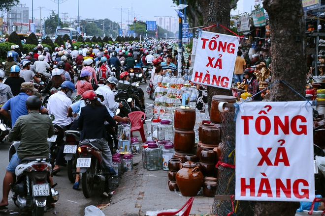 Hàng chục gian hàng gần sân bay Tân Sơn Nhất ồ ạt thanh lý chó, gà, cây cảnh, giao thông Sài Gòn hỗn loạn - Ảnh 2.