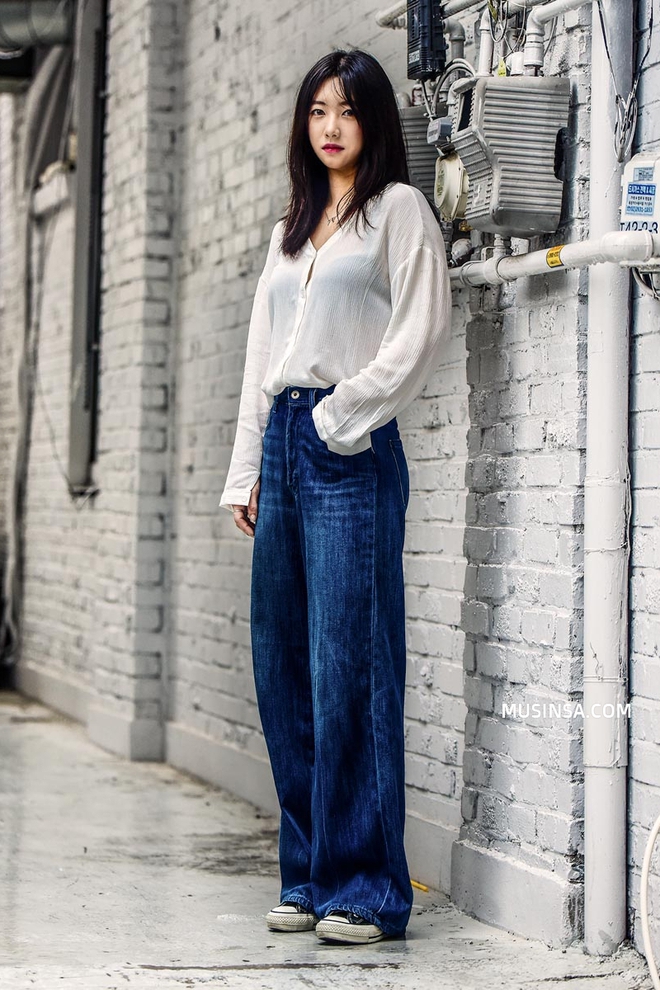 &Aacute;o ph&ocirc;ng, quần jeans, layering - 3 yếu tố đinh trong c&aacute;ch mix đồ chớm thu của giới trẻ H&agrave;n - Ảnh 4.