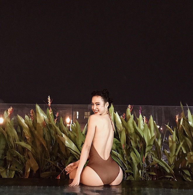 Diện bikini, Angela Phương Trinh khoe hông quả táo cùng vòng 3 cực khủng  - Ảnh 1.