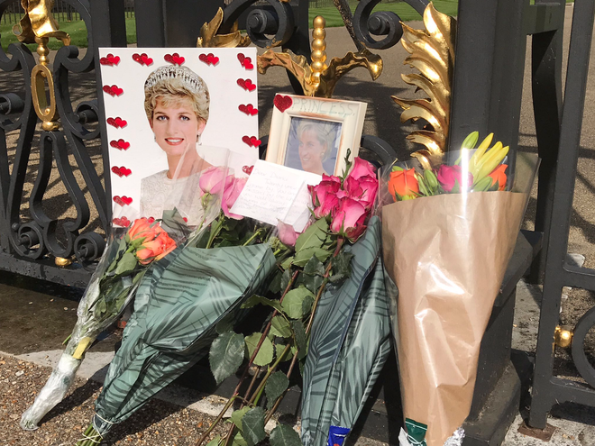 20 năm sau ngày mất Công nương Diana, Cung điện Kensington lại ngập tràn hoa tươi tưởng niệm - Ảnh 12.