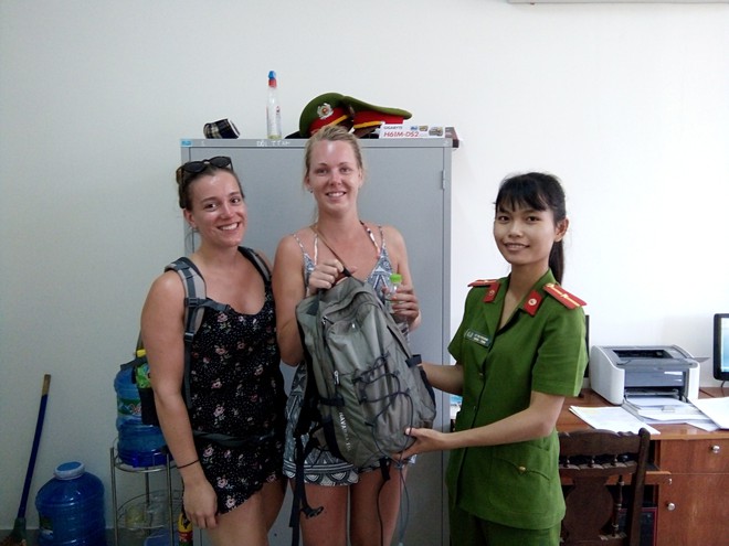 Hai nam sinh cướp giật t&uacute;i x&aacute;ch của c&ocirc; g&aacute;i nước ngo&agrave;i ở Hội An - Ảnh 1.