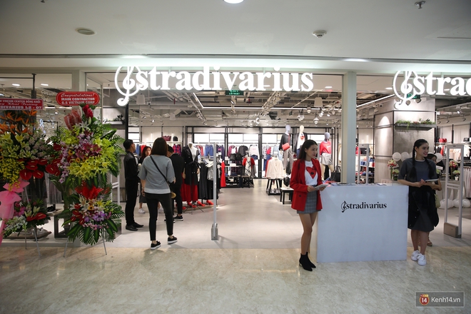 Stradivarius Việt Nam khai trương: Đồ đẹp giá siêu dễ chịu, áo phông cao nhất chỉ 249.000 đồng - Ảnh 1.