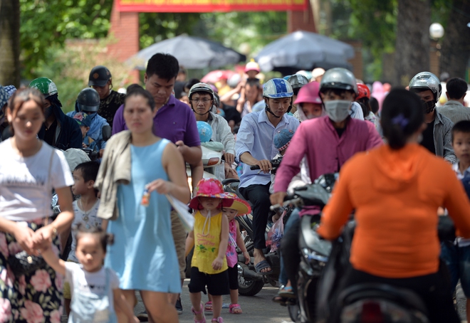 Chùm ảnh: Biển người đổ về khu vui chơi ở Hà Nội trong ngày đầu nghỉ lễ Quốc khánh - Ảnh 1.