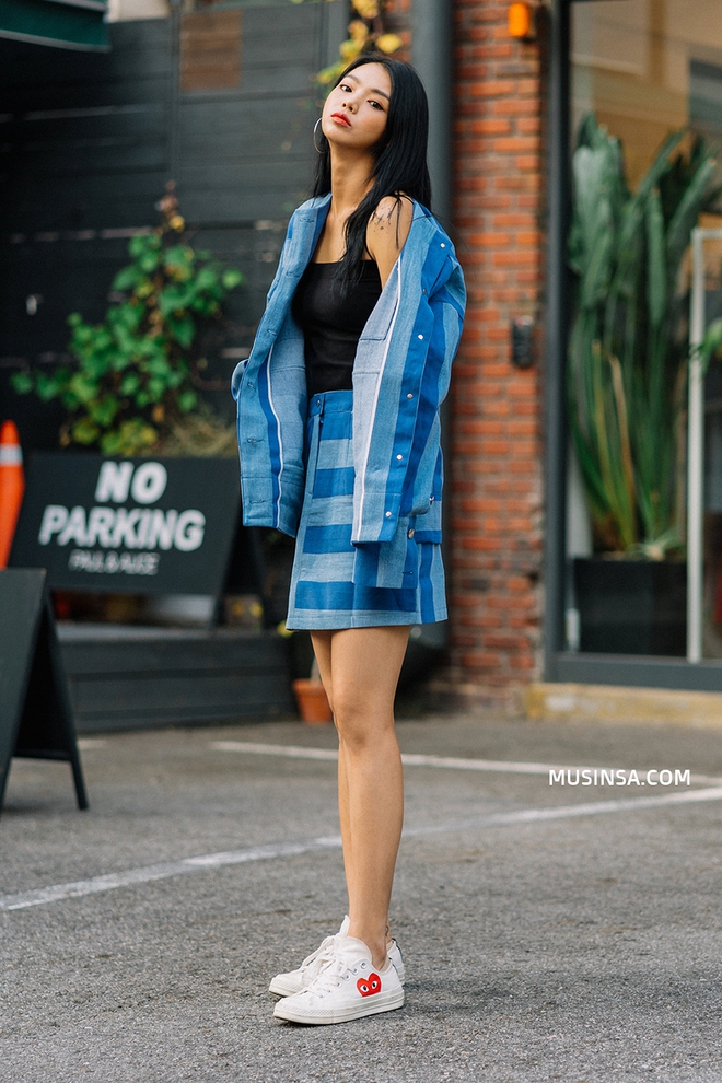 Lại phải xu&yacute;t xoa với street style thu đẹp khỏi b&agrave;n c&atilde;i của giới trẻ H&agrave;n - Ảnh 1.