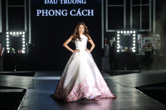 Trình diễn cùng Phạm Hương và Minh Tú nhưng Cao Ngân mới là người mẫu được cổ vũ nồng nhiệt nhất - Ảnh 6.