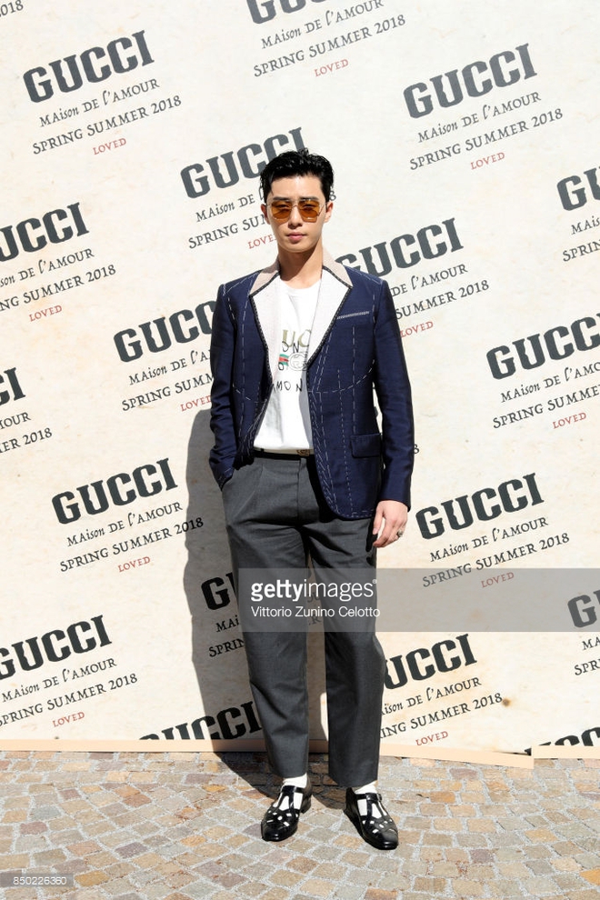 Dự show Gucci và diện đồ y hệt người mẫu, Park Seo Joon lép vế về chiều cao nhưng vẫn nổi bần bật - Ảnh 1.