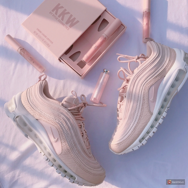 Nike Air Max 97 Premium Pink Snakeskin - đôi sneaker được ví như viên kẹo ngọt đang đốn tim các nàng có gì mà hot đến vậy? - Ảnh 2.