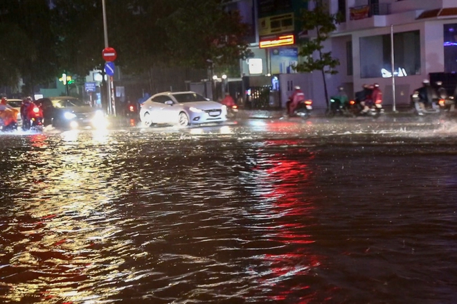 Chùm ảnh: Khu biệt thự quận 7 ở Sài Gòn chìm trong biển nước mênh mông sau cơn mưa lớn kèm sấm sét - Ảnh 2.