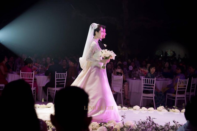 Bạn c&oacute; nhận ra v&aacute;y cưới của Hoa hậu Thu Thảo giống v&aacute;y cưới của C&ocirc;ng nương Grace Kelly đến bất ngờ? - Ảnh 1.