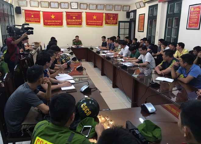 H&agrave; Nội ra qu&acirc;n tổng kiểm tra, kiểm so&aacute;t h&agrave;nh ch&iacute;nh trong đ&ecirc;m: Đang ngồi uống nước, bị mời về phường v&igrave; kh&ocirc;ng mang giấy tờ tuỳ th&acirc;n - Ảnh 1.