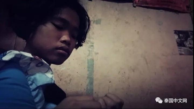 Thương bố nằm liệt giường bị mẹ bỏ rơi, b&eacute; g&aacute;i 12 tuổi cặm cụi đi nhặt r&aacute;c, chăm lo cho bố suốt 5 năm - Ảnh 2.
