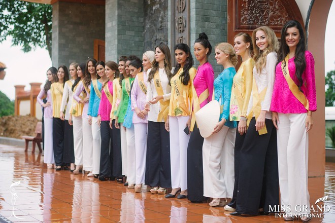 Thí sinh Miss Grand International 2017 diện áo bà ba đi vãn cảnh chùa - Ảnh 1.