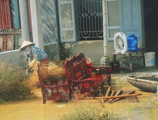 Người dân Thanh Hóa bị cô lập vì mưa lũ: 5 ngày rồi chúng tôi chỉ ngồi trong thuyền, chơi vơi giữa nhà cố vớt vát ít tài sản... - Ảnh 3.