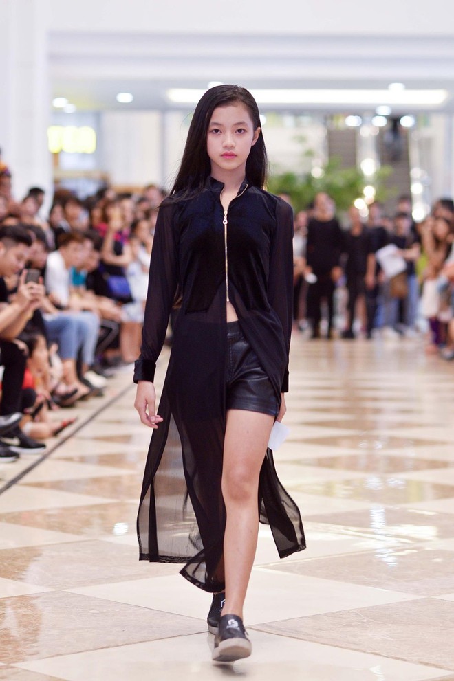 Mới 10 tuổi, cô bé này đã đăng ký casting Vietnam International Fashion Week và nổi bật lấn lướt người lớn với thần thái sắc lạnh - Ảnh 2.