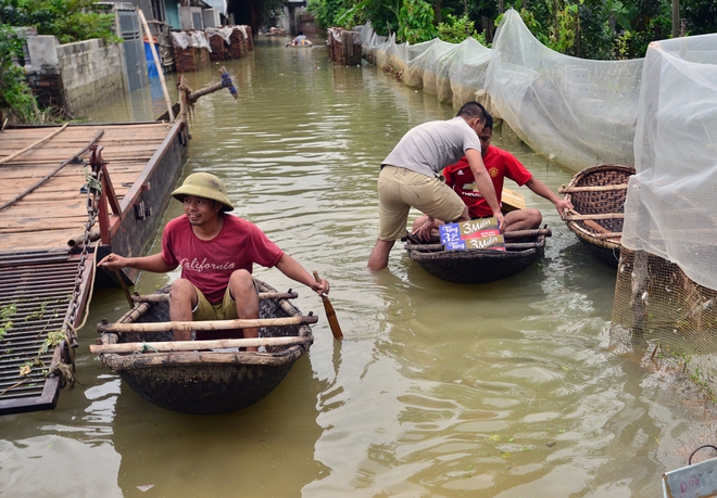 Chùm ảnh: Sau gần 1 tuần sống trong cảnh ngập lụt cô lập, người dân Chương Mỹ bắt tay vào dọn dẹp bùn đất - Ảnh 1.