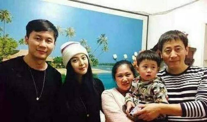 Ai như Phạm Băng Băng: Dắt L&yacute; Thần tới gặp mối t&igrave;nh đầu thuở c&ograve;n đi học - Ảnh 1.