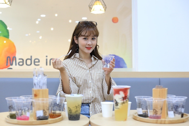 Ng&ocirc; Kiến Huy bất ngờ xuất hiện chi&ecirc;u đ&atilde;i tr&agrave; sữa tặng fan - Ảnh 5.