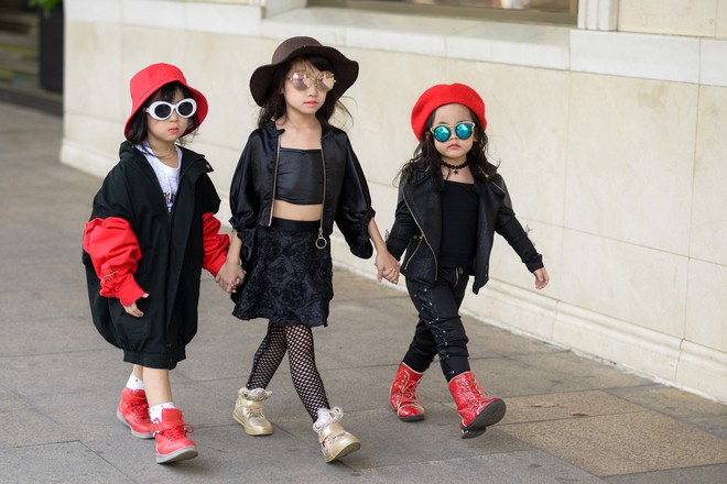 Diện k&iacute;nh bơi, x&aacute;ch l&agrave;n, lấy thước d&acirc;y may đo l&agrave;m v&ograve;ng cổ... street style ng&agrave;y 5 VIFW tr&agrave;n ngập những ca mặc dị kh&oacute; qu&ecirc;n - Ảnh 22.